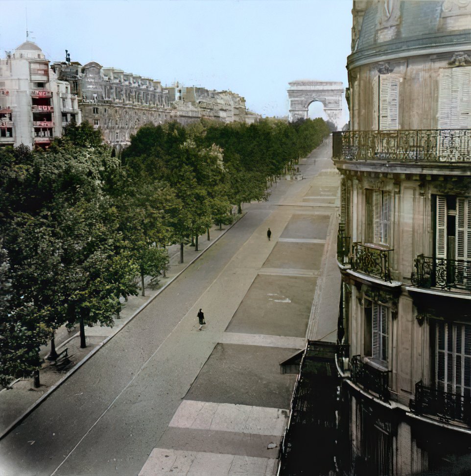 latinapaterson's tweet image. Viernes, 18 agosto 1944. La CGT ha proclamado huelga general en el París ocupado por los nazis. La prensa colaboracionista no se ha publicado. La Resistencia ha saboteado la instalación eléctrica de la gare de Lyon. Avda. de los Campos Elíseos. Foto J. Séeberger / Carnavalet. E/C