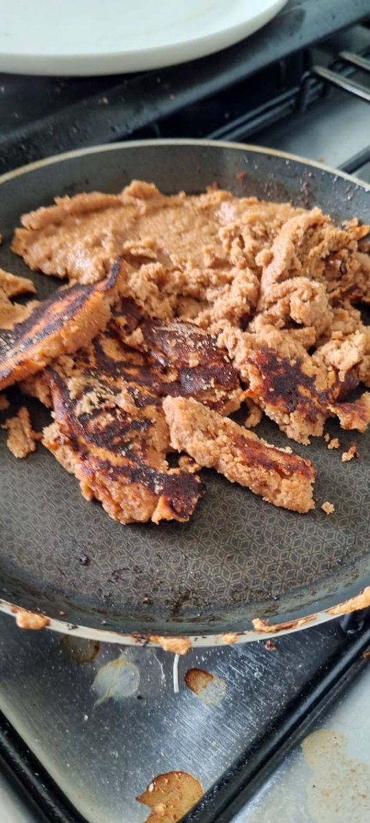 Traté de sorprender a mi esposa con unos waffles de chocolate que vi en internet y como quedó pegado todo, intenté hacerlos hotcakes pero fallé olimpicamente 👨‍🍳 🔥.  A la próxima mejor pido por <a href="/DidifoodMX/">DiDiFood_MX</a> #DiDiFoodRescata