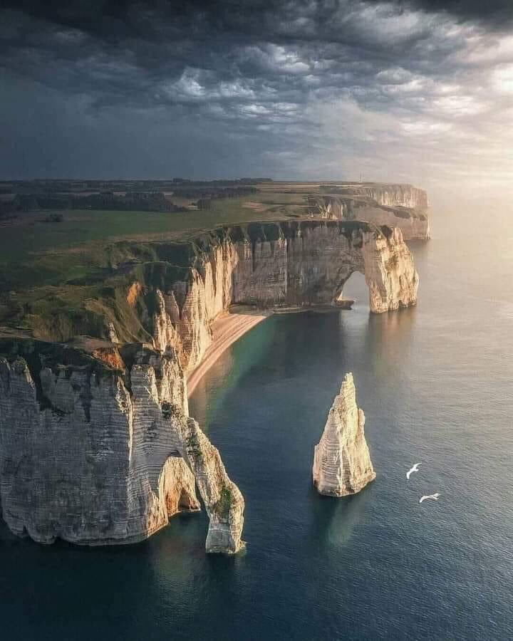 Le falesie di Étretat hanno attratto pittori come Claude Monet, Gustave Courbet, Eugène Boudin che le hanno immortalate, ma anche scrittori come Gustave Flaubert e Guy de Maupassant. E Maurice Leblanc, che collocó qui il covo in cui nascondeva il maltolto Arsenio Lupin