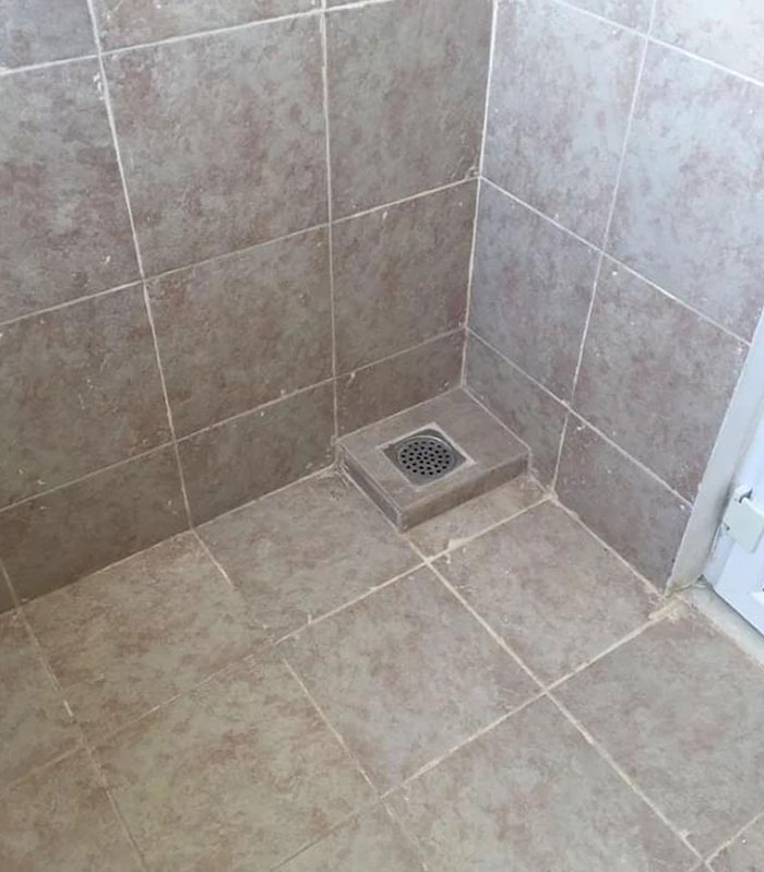 Maxoutil's tweet photo. 🤦 #bricofail du jour 🤦

Nous n'avons pas compris l'utilité de la bonde... 🤔😂

#bricofail #maxoutil #fail #bricolage https://t.co/5llHWfhZID