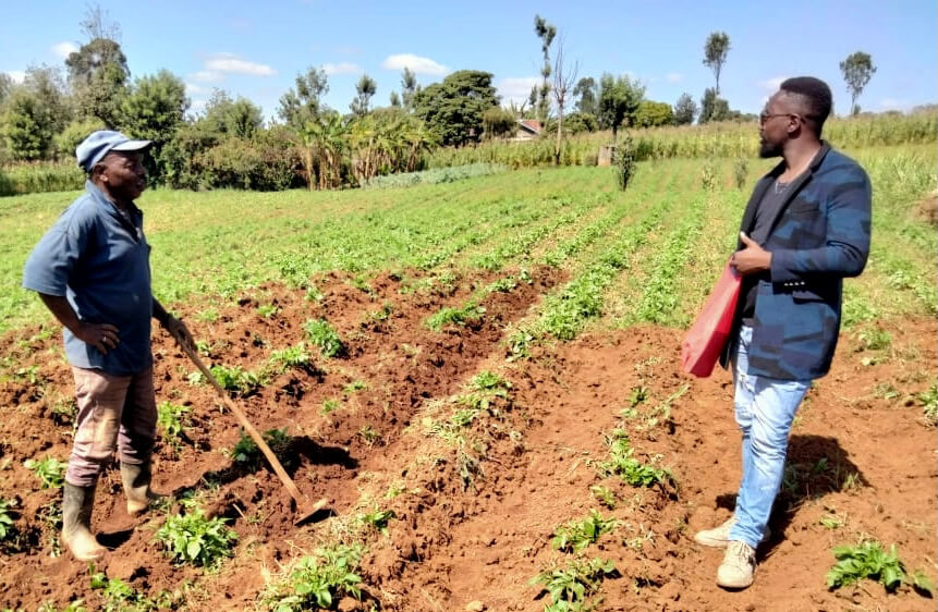 FF_Kenya's tweet photo. In 2018 John hawked wall hangings. 
By listening, learning and practicing the advice John  increased crop diversity and yield each year. Now known for yellow beans, potatoes and the information which he shares with those who will take action. https://t.co/2tAGgEtrE5