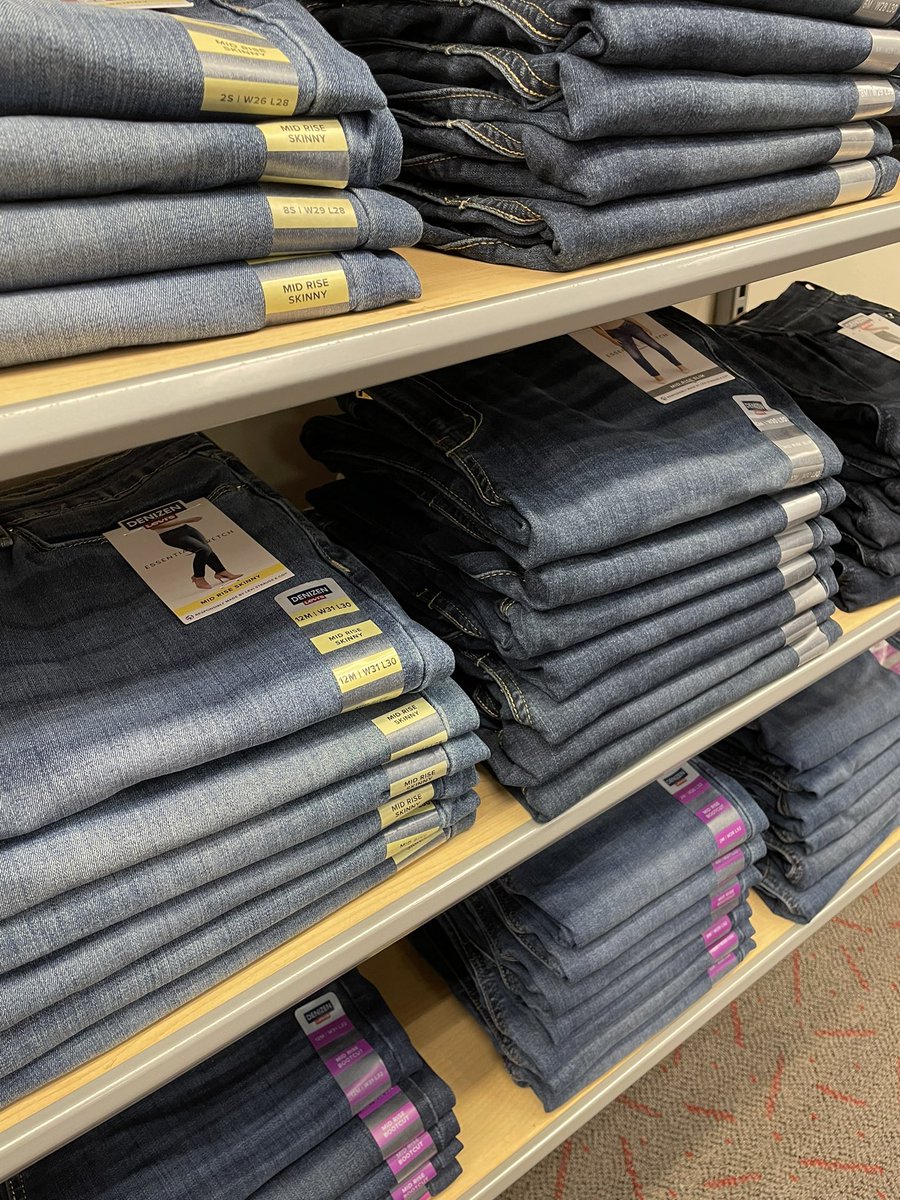 Cheering for our amazing RTW DBO, Ariana🙌 Maintaining beautiful folding standards even through remodel temp moves!! 🎯# T-0193 @plilly_target <a href="/KristynTinajero/">Kristyn Tinajero</a> <a href="/noha_G296/">Noha Elezaby_VMD</a>