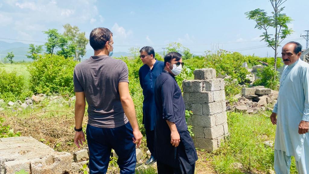 QuaidAlert's tweet photo. ابھی پہلی زمین کا قبضہ کم نہ تھاکہ بڑے سیاسی لیڈر نے پھر سے نئ زمین ہتھیانے کے لیے آج تعمیر شروع کردی؟آخر کون سی ایسی طاقت ہے ان کے پاس کہ ڈی سی اسلام آباد سمیت وزیراعظم بھی کاروائ کرنے سے ڈر رہے ہیں، کیا ملک کی نمبر 1 جامعہ  کی زمین کا کوئ وارث نہیں؟
@dcislamabad @ImranKhanPTI https://t.co/u2WtqbkTg1
