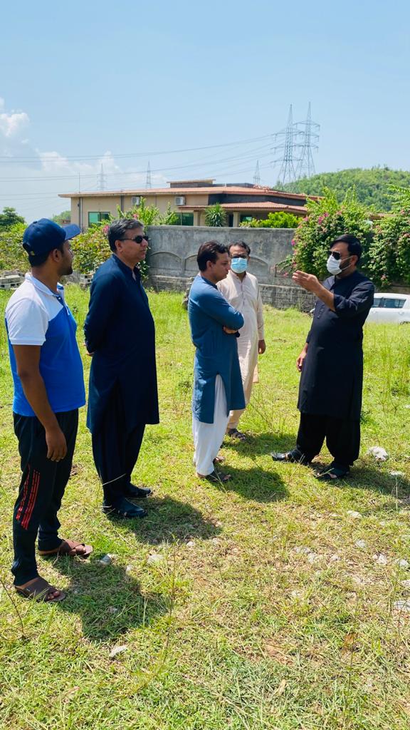 QuaidAlert's tweet photo. ابھی پہلی زمین کا قبضہ کم نہ تھاکہ بڑے سیاسی لیڈر نے پھر سے نئ زمین ہتھیانے کے لیے آج تعمیر شروع کردی؟آخر کون سی ایسی طاقت ہے ان کے پاس کہ ڈی سی اسلام آباد سمیت وزیراعظم بھی کاروائ کرنے سے ڈر رہے ہیں، کیا ملک کی نمبر 1 جامعہ  کی زمین کا کوئ وارث نہیں؟
@dcislamabad @ImranKhanPTI https://t.co/u2WtqbkTg1