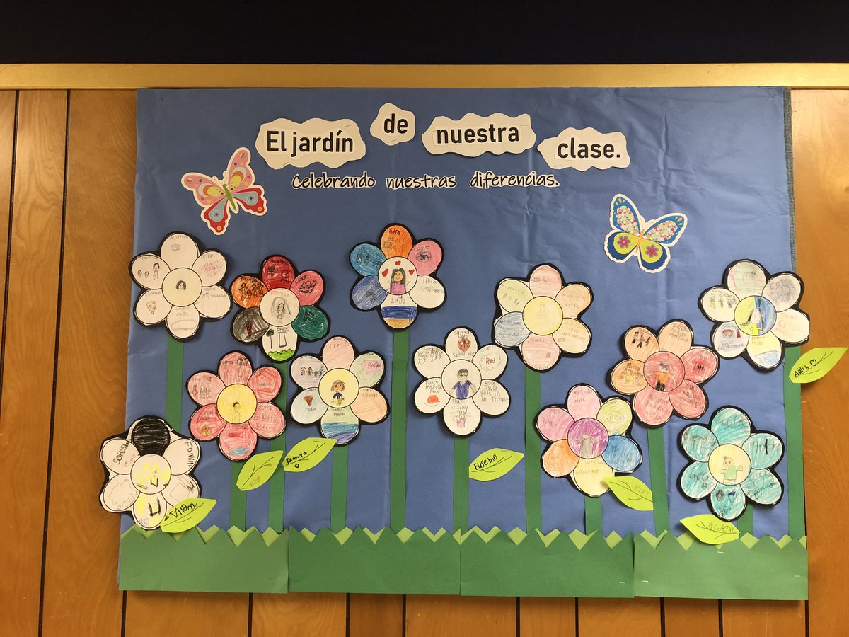 tiffdlrwaterman's tweet photo. Celebrando el primer día de clases en @LinderEagles hablando sobre lo bello que es ser diferentes. 🌸 #AISDproud @SoniaSotomayo10 #solopregunta https://t.co/a6KCa2BijK