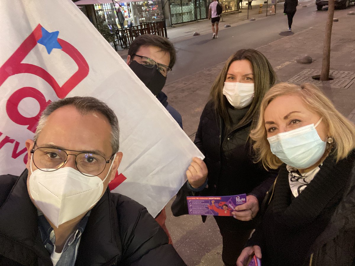 PsNucleo's tweet photo. #PaulaPresidenta #PaulaEstamosContigo ayer en la tarde en cale merced Santiago informando locales de votación para este Sábado 21 #ConsultaCiudadana2021 @paulanarvaezo @ComunalStgoPS @PaulaPdta @StgoconPaula https://t.co/MSnBiC1X5r