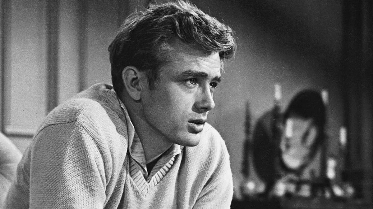 sulromanzo's tweet photo. Nel 1955 Elia Kazan porta sul grande schermo «La valle dell'Eden» di John Steinbeck (1952) affidando a James Dean il ruolo di Cal Trask. Che ne pensate di James Dean e del film? All'altezza del libro?
#LibriAlCinema https://t.co/5K7B8IsIfk