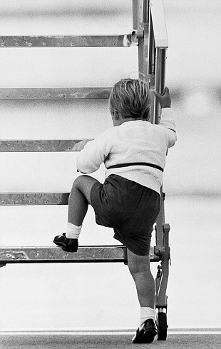 lovefamilywales's tweet image. Little Prince William walking up the stairs of a plane back in the 80s and then his daughter Princess Charlotte doing the same and having some trouble with it (but she got to the top! 💪🏻) So funny and cute 😂😂 like father, like daughter ❤️❤️❤️❤️