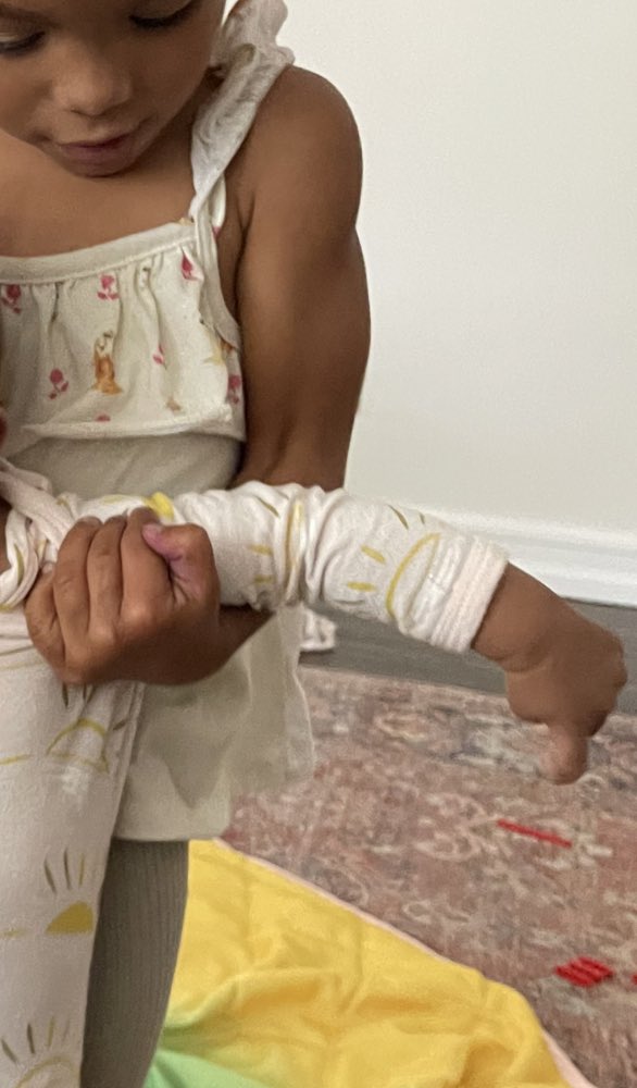 mikaylashocks's tweet photo. FIRST OF ALL i see no reason for my 3 year old to be this buff https://t.co/CBu9xsvIgB