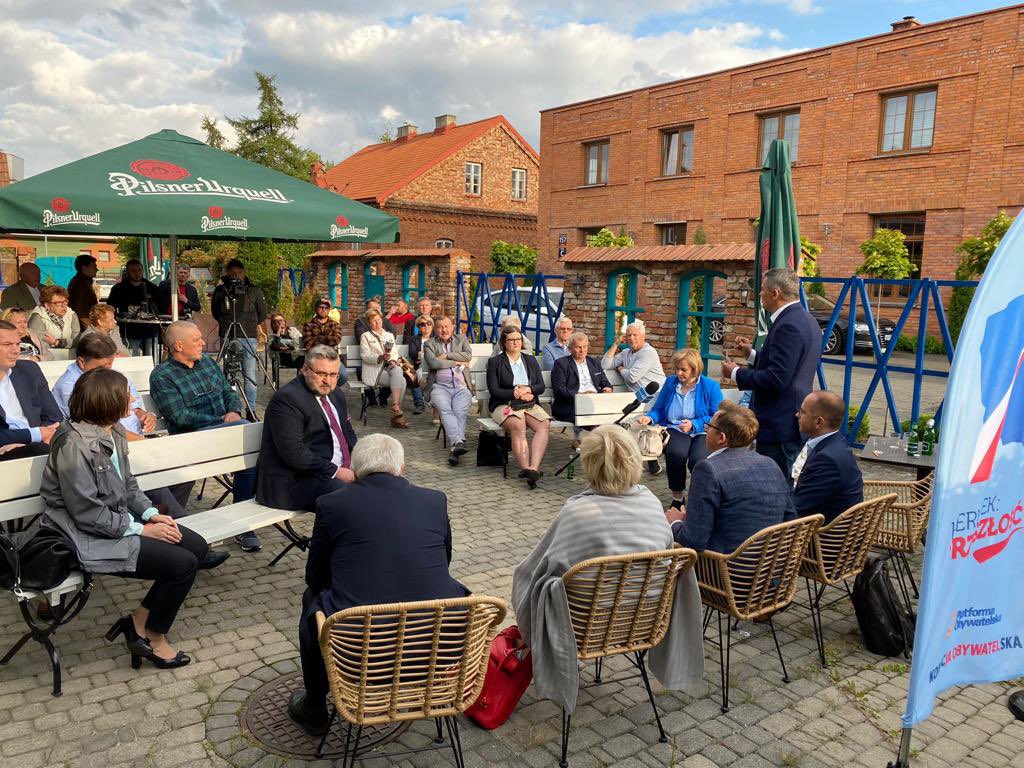 Dariusz_Jonski's tweet photo. Warto słuchać. Główne tematy: wolne sady i media, walka z korupcją, reforma polityki senioralnej, edukacji i zdrowia. Dziękuje za świetne spotkanie w Łomży. @LasekMaciej @MichalSzczerba @agnieszkahana @kostus_tomasz #KierunekPrzyszłość https://t.co/V418Sma7FO
