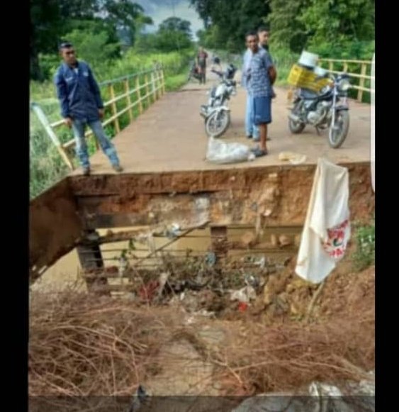 Las vías de penetración para la zona agropecuaria de la pquia Guanipa Matos están en total abandono, hoy se cayó el puente de lata del Sector Las Vegas quedando incomunicada las comunidades rurales con El resto del Municipio <a href="/manuelrosalesg/">Manuel Rosales</a> <a href="/PartidoUNTZuIia/">Un Nuevo Tiempo Zulia</a> <a href="/comunidadenline/">Hendrik García Periodista Journalist</a>