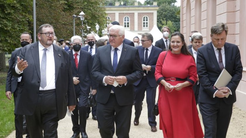 Europäisches Zentrum Jüdischer Gelehrsamkeit an der Universität Potsdam eröffnet: uni-potsdam.de/de/medieninfor…

#AbrahamGeigerKolleg #ZachariasFrankelCollege #JüdischeTheologie #Synagoge #Steinmeier #Woidke #NeuesPalais #Potsdam #Brandenburg 

Foto: Sandra Scholz