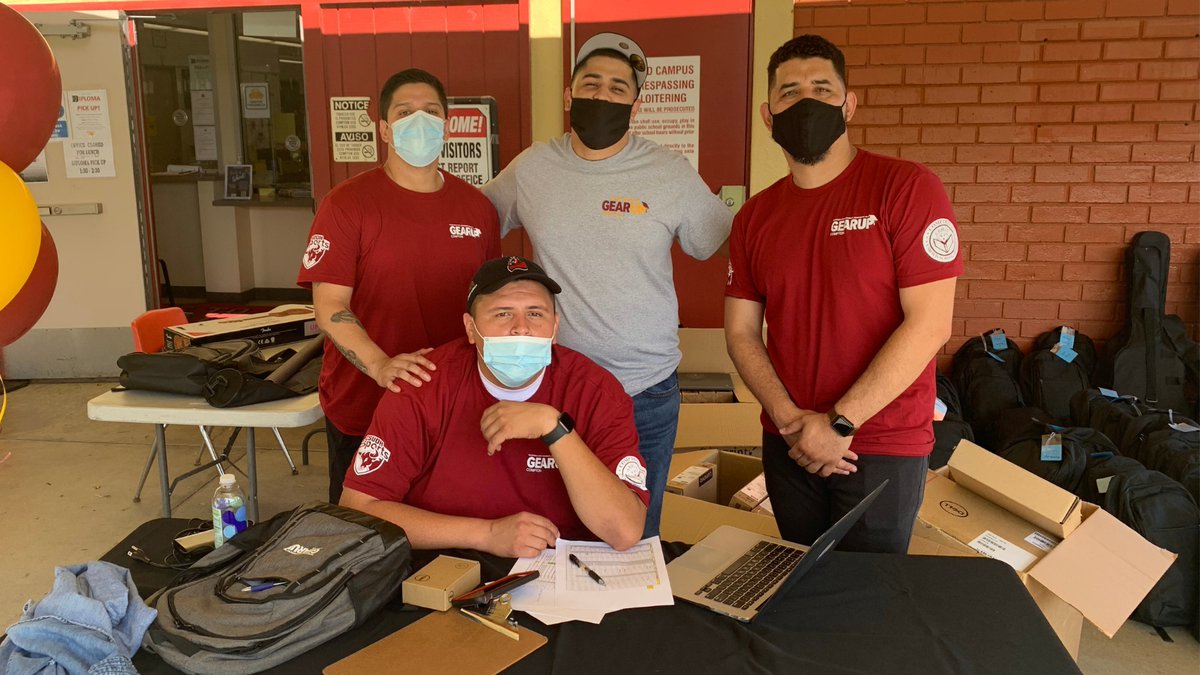 YMF1955's tweet photo. Awesome afternoon with YMF's partner, GEAR UP Compton.  ☀️ 🎧 Summer 2021 enrichment classes were a hit! #LAarts #YMF #compton #gearup https://t.co/CyJscXvf4c