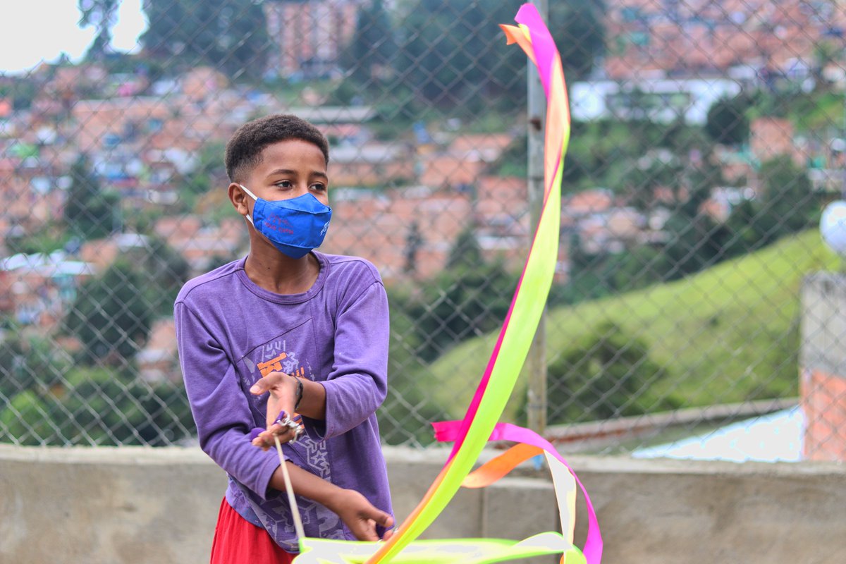 CE_Combos's tweet photo. Antes de continuar bajando regálanos una reacción, y cuéntanos si crees que las prácticas artísticas -como el circo- activan los sentidos y favorecen espacios de paz. https://t.co/I1eEoienI2