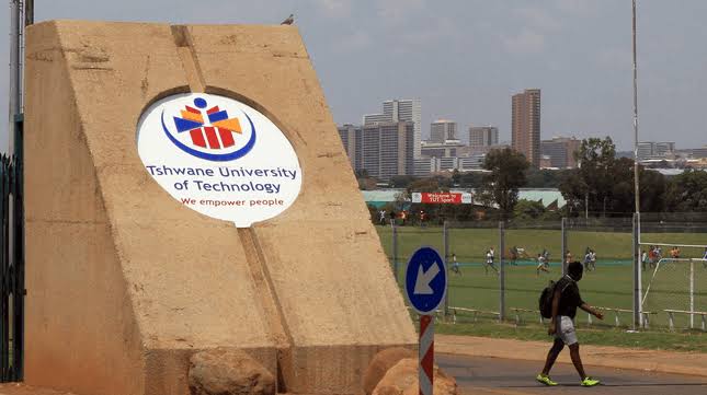 Facts_RSA's tweet photo. With an annual enrollment of 60,000 students, Tshwane University of Technology (TUT) is the largest residential university in South Africa.
(https://t.co/gFi4kNrC5F)

#factssouthafrica #southafrica #tut #tshwaneuniversityoftechnology #university #varsity #africa #funfact #mzansi https://t.co/gDFFD2Q1ak