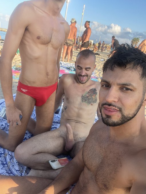 2 pic. Tardeo de playa ? @Xiscoisback @charly__xxx #barcelona https://t.co/pcb8URtRuV