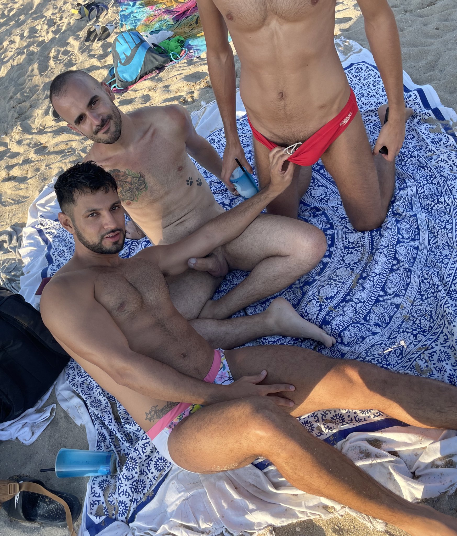 1 pic. Tardeo de playa ? @Xiscoisback @charly__xxx #barcelona https://t.co/pcb8URtRuV