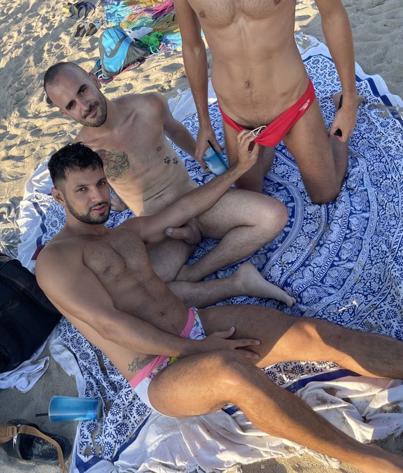 1 pic. Tardeo de playa ? @Xiscoisback @charly__xxx #barcelona https://t.co/pcb8URtRuV