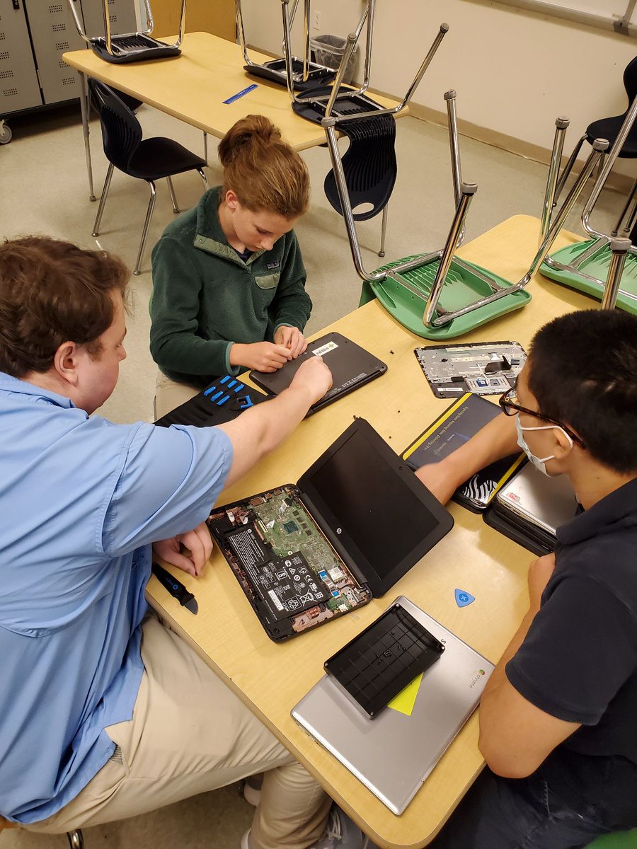 LLCS_NaviGators's tweet image. Sneak peek into Mr. Lemons&apos; IT world: Students took broken Chromebooks and repaired them for future use! How cool! #IT #Computerclass #wearellcs #futureittechs #CTE #careertechnicaleducation