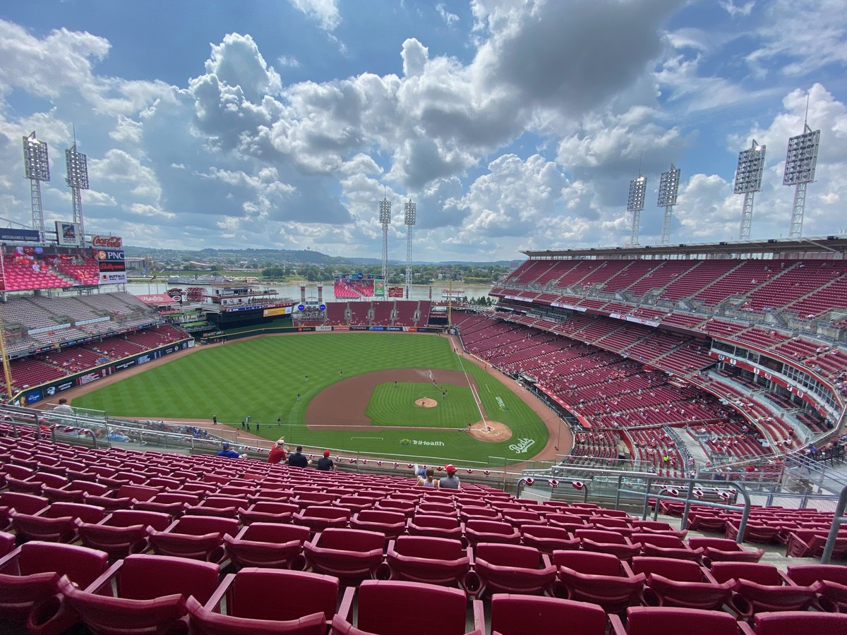 CatMak23's tweet image. #MakLab field trip to the Reds game today ⚾️🍻☀️ Complete with Coneys from Skyline 🌭😎 @aarongibson55 @OmarBritoStrada @keira_hassel