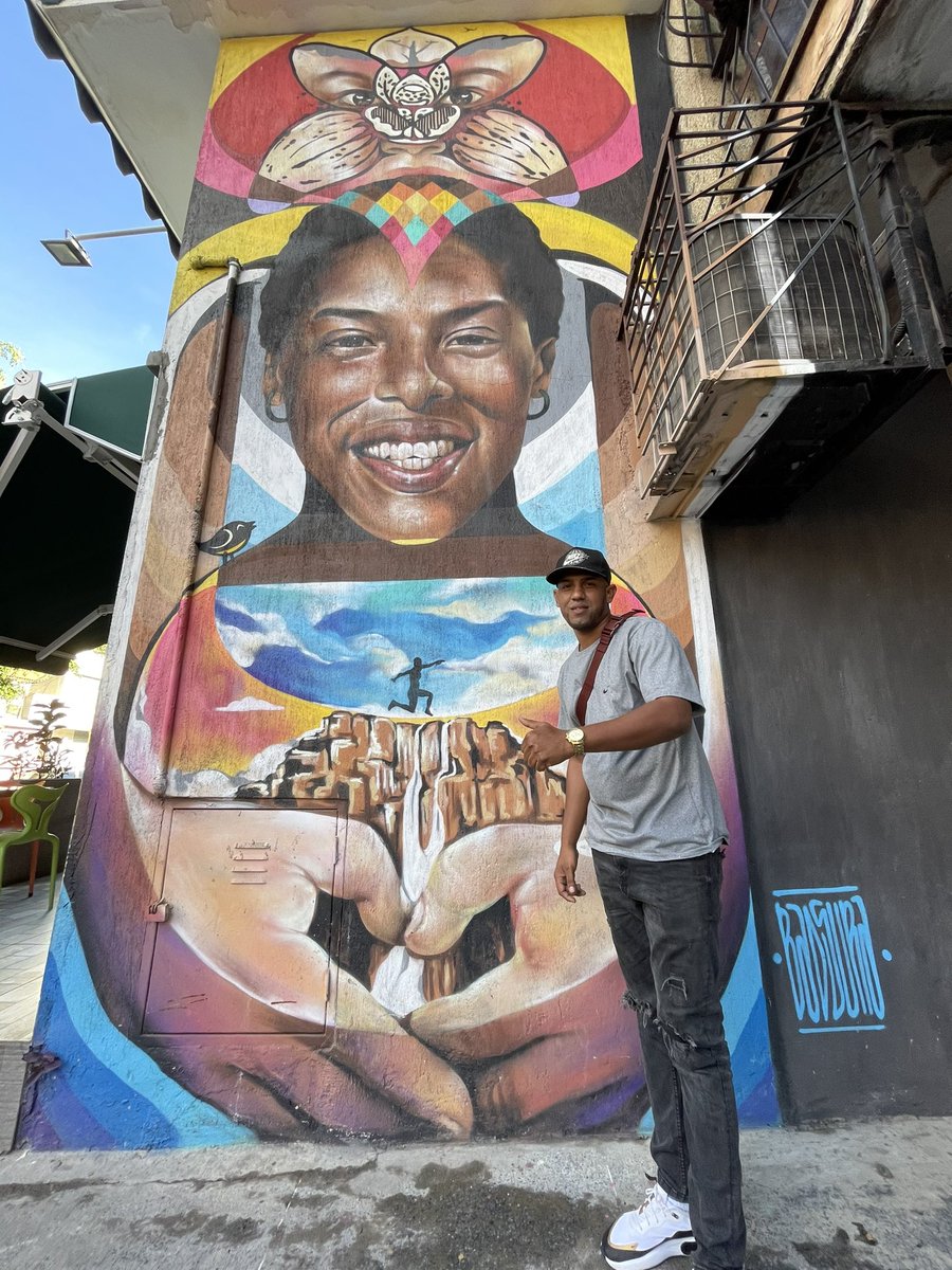 TeamRojas45's tweet photo. Mi familia fue a conocer el mural que hizo @Badsura1. Dónde estabas chamo? 

Ustedes qué piensan? Será que a ellos les gustó este arte? Miren estas fotos 😳 https://t.co/qZTlBS1qzj