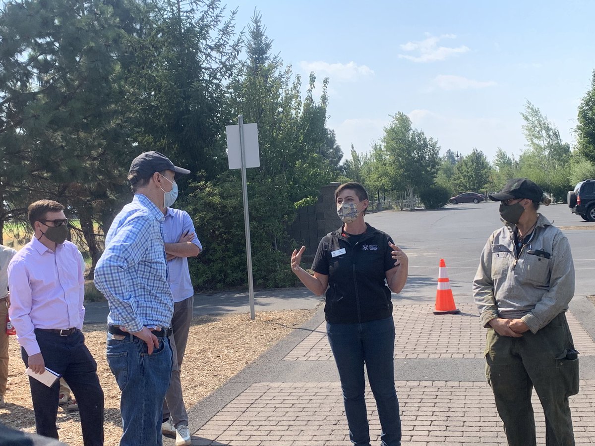 HeartofOregonCo's tweet photo. Had a great time discussing the future of conservation, corps, and career paths with @RonWyden and our amazing partners @DesNatlForest and @bendparksandrec. @TheCorpsNetwork @AmeriCorps #CivilianConservationCorps https://t.co/8Kgu4T7KDv
