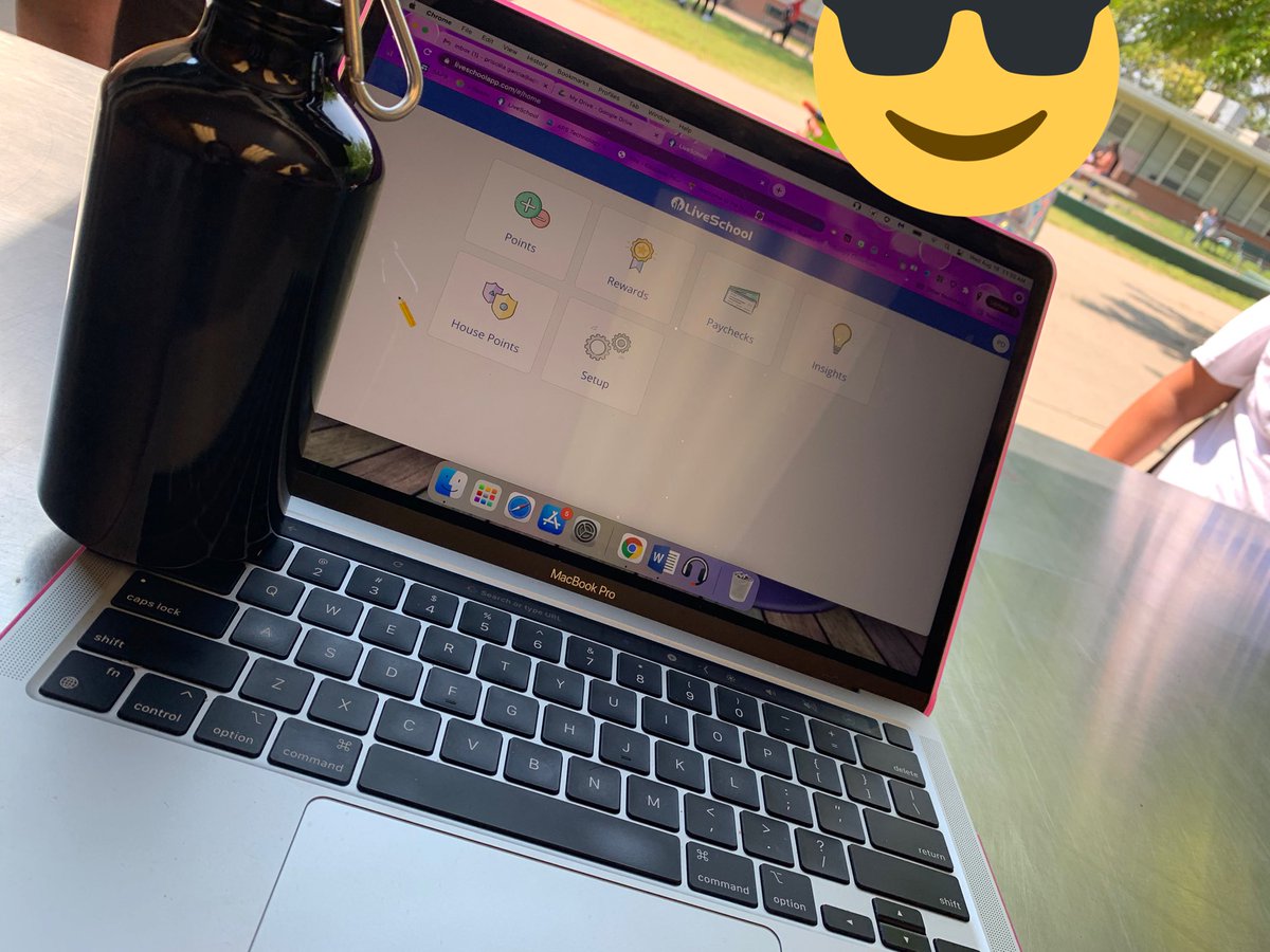 mathteachlove's tweet photo. JAMS students redeeming points using LiveSchool!!! #waterbottles @whyliveschool @DOSJAMS1 https://t.co/DthhOW89gP