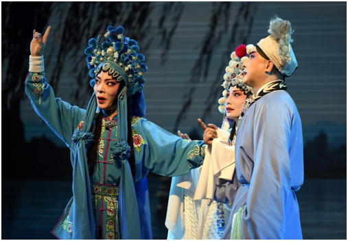 Medios03181715's tweet photo. Una librería de audios en la provincia oriental china de Jiangsu intenta revivir la #Ópera Huaiju, que se remonta a la dinastía Qing, siglo XVII. Llena de la cultura folclórica china, fue incluida en la lista del patrimonio cultural inmaterial de China, en 2008.  #CulturaChina https://t.co/c0kPdhCBaj