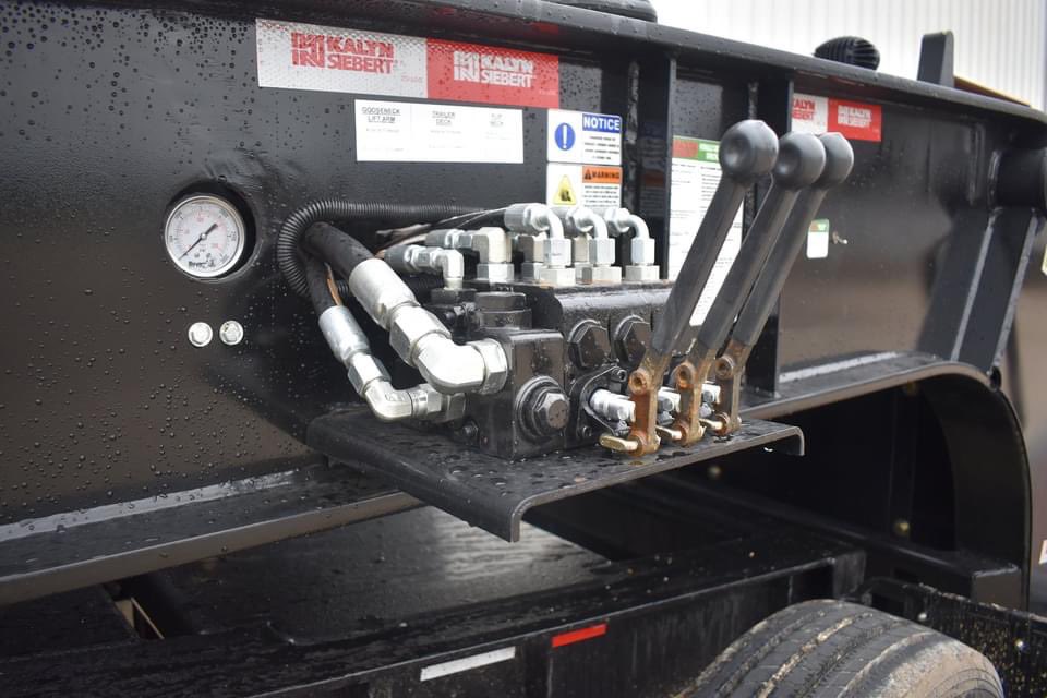 KalynSiebert's tweet photo. WOWZA 🤩

#kalynsiebert #details #closeup #heavyhaul https://t.co/LaDQu1xAl5