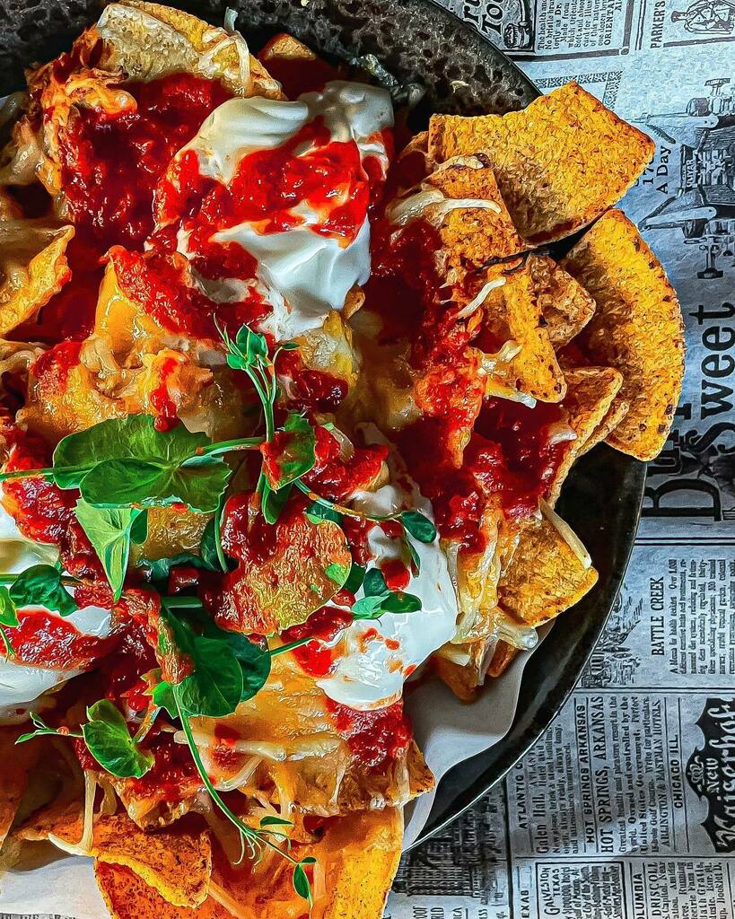 Heute wurde brachial gut gesnack‘t.
Nachochips mit PulledChicken vom Vortag (kannn man immer verwerten) Sourcream,, Salsa und das ganze mit Cheddar überbacken 🤪

Ich sag euch, das ist der Porno für den Gaumen und dann ist es auch völlig egal ob ihr den Netflix, Tatort, die T…