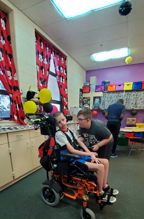 wendyposton's tweet photo. The epitome of friendship❤️ Kindness makes everything better💙 #thisishowwelakeview    
#plsdproud https://t.co/qenaD2ytTN