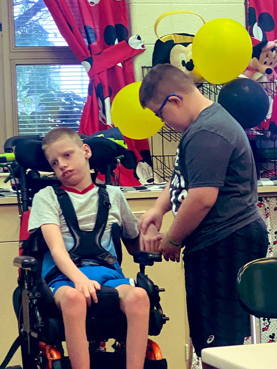 wendyposton's tweet photo. The epitome of friendship❤️ Kindness makes everything better💙 #thisishowwelakeview    
#plsdproud https://t.co/qenaD2ytTN