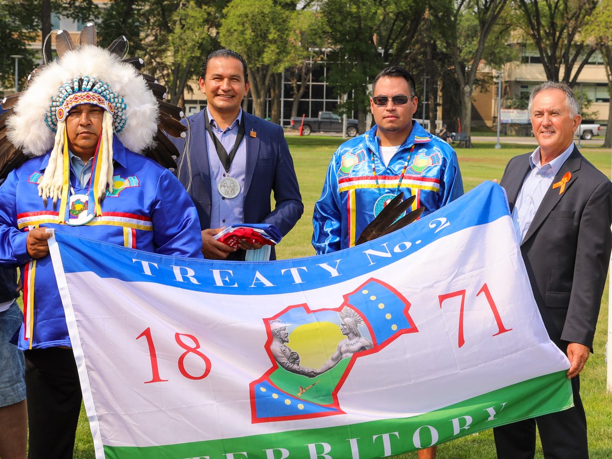 Thank you to Grand Chief Eugene Eastman, @WabKinew, and representatives from @Treaty_2 for joining us to raise the Treaty 2 flag in Memorial Park to commemorate its 150th anniversary. The flag will be at half mast to honour the children lost to residential schools.