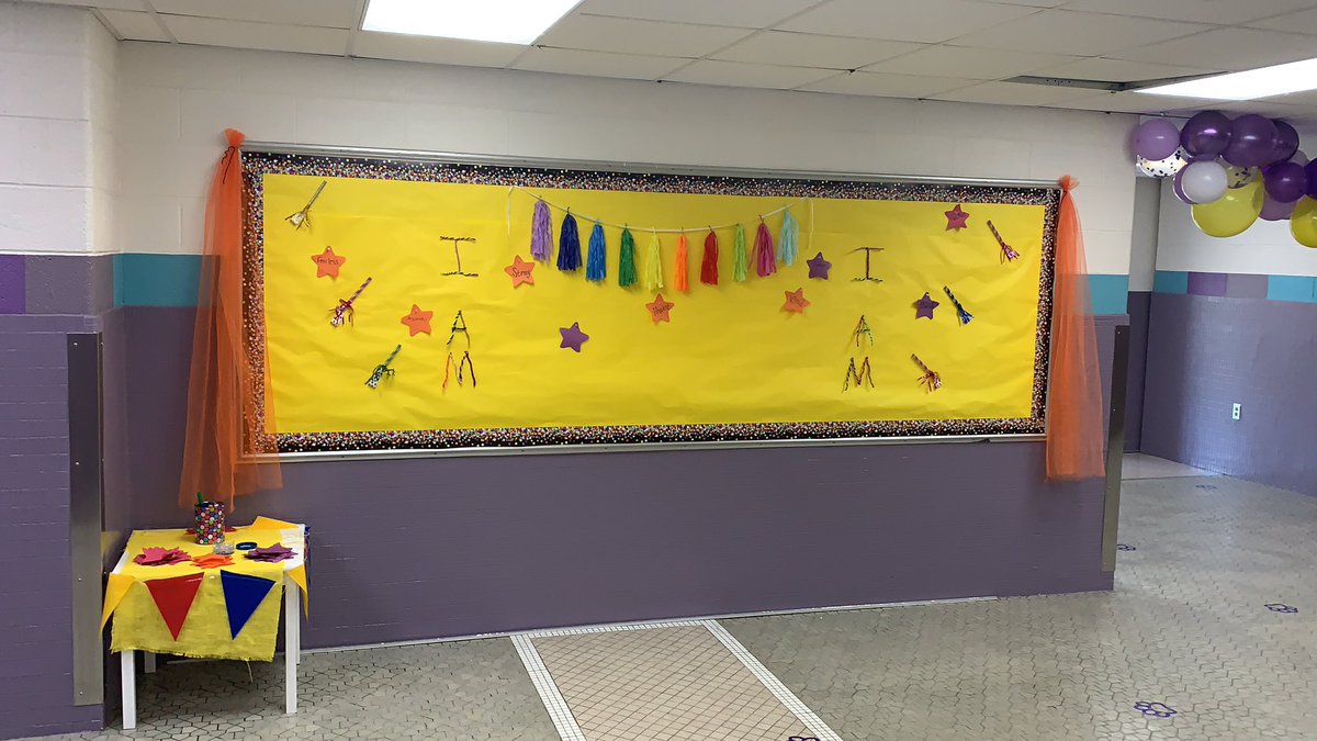 mrsschmitz16's tweet photo. Kicking off the school year right with POSITIVE AFFIRMATIONS! Come add your ⭐️ tonight @ Meet the Teacher! #REYNproud #HMSTEAMtigers https://t.co/NThTOaeufF