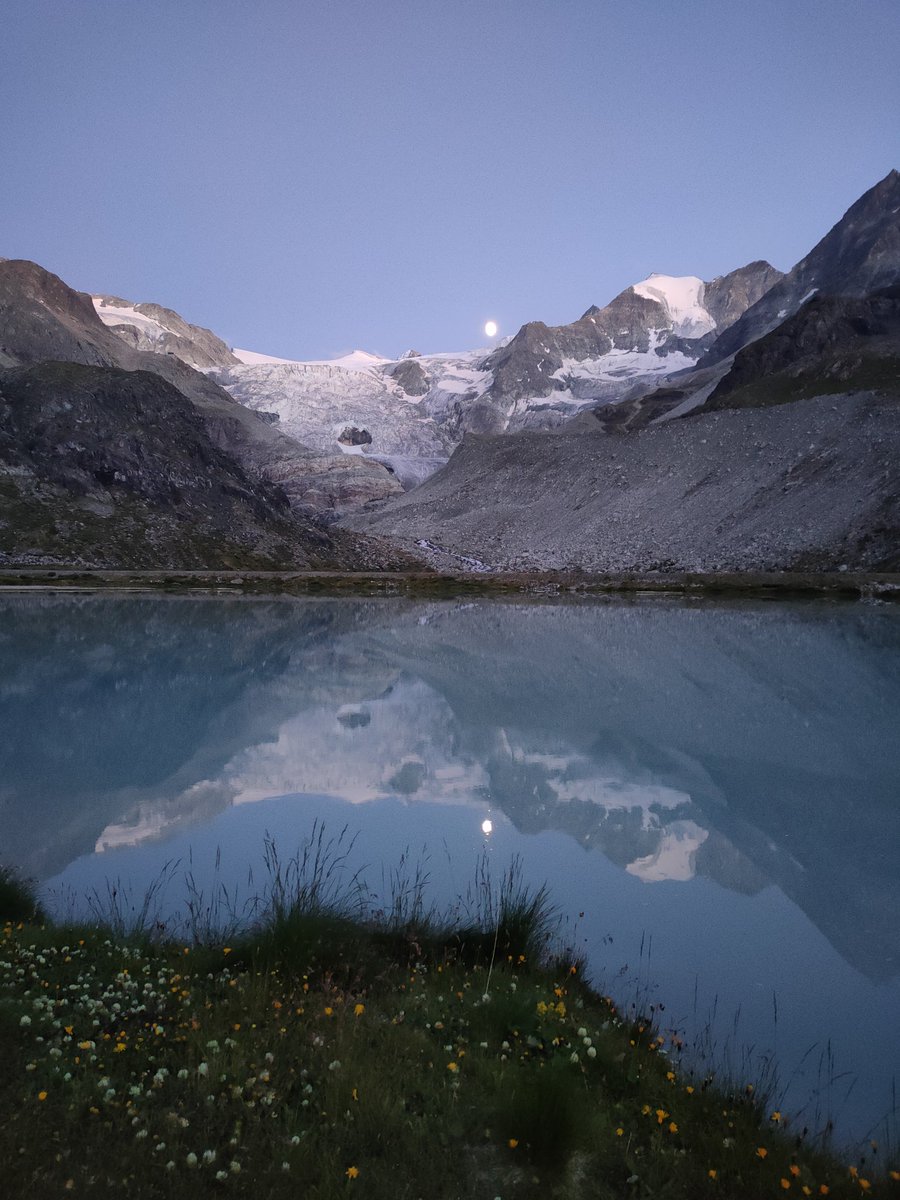 Gewoon met de auto te bereiken! Genieten in Zwitserland, Lac de Moiry. Wat een uitzicht.....Nu uitrusten, morgen weer naar boven.
