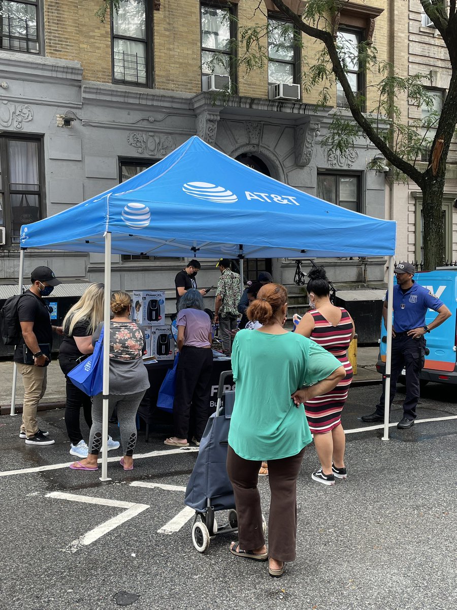 At&amp;t out and about serving our community #healthfair #signaturesizzlers we outside. @Ale_ValdezNYC <a href="/SmallBizzyBone/">Daariat Vandevere Brooks Sr🦾</a> <a href="/judy_cavalieri/">Judy Cavalieri</a> <a href="/Pfigz6488/">Paula</a> <a href="/Natdacat5/">Natalie.lendez</a> <a href="/Danny_Perez_01/">Danny Perez</a>