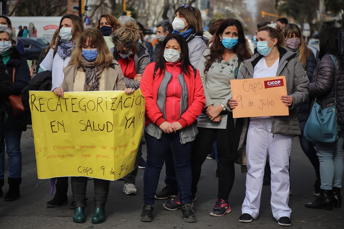 CICOP_ok's tweet photo. 🔴 𝗠𝗮𝗿 𝗱𝗲𝗹 𝗣𝗹𝗮𝘁𝗮: En el marco de una jornada de paro, lxs profesionales de la salud de @cicopmgp se concentraron hoy frente a la Municipalidad de #GeneralPueyrredón para exigir #AperturaDelDiálogoYA y recategorizaciones adeudadas, entre otras demandas. @PrensaCICOP https://t.co/xCD3plmnoq