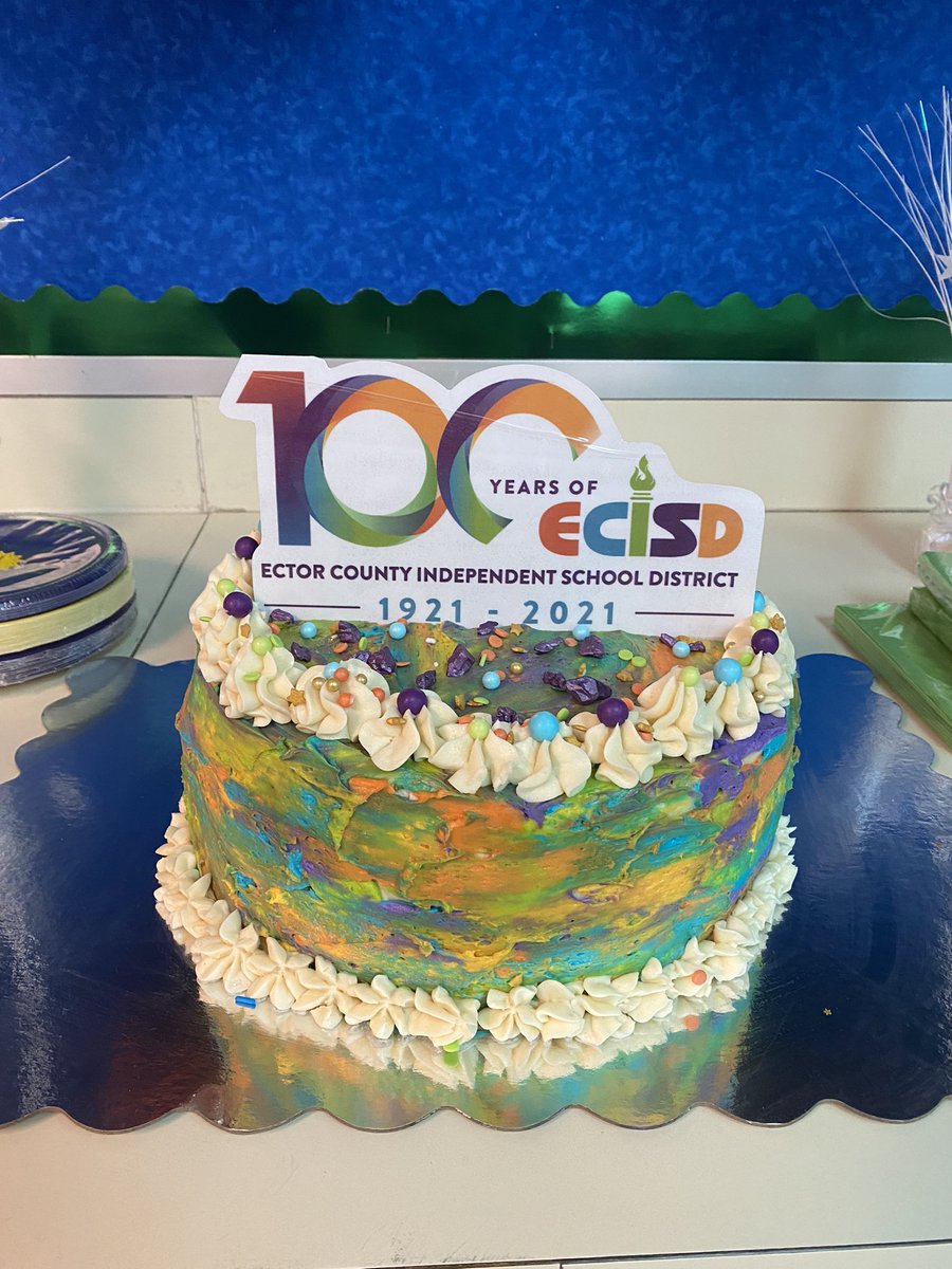 Hernandez2Bilin's tweet photo. Celebrating the 100 years of ECISD with a Social Studies lesson and cake! π I couldnβt think of a better way to celebrate a 100 years of learning! #ECISD100Years #100Yearsoflearning @MrsMLRodriguez π§‘ππππ https://t.co/ojoCfwhr9K