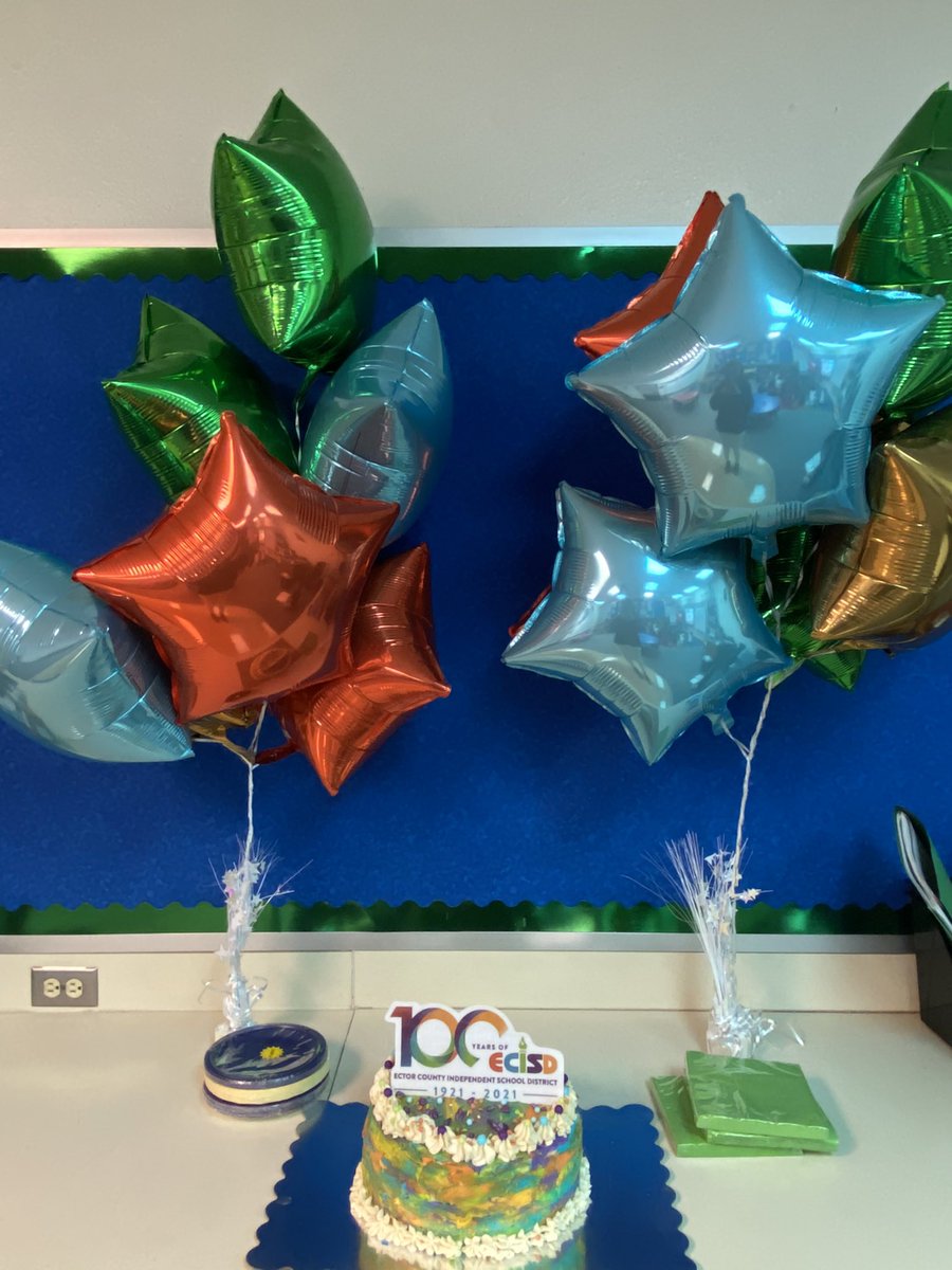 Hernandez2Bilin's tweet photo. Celebrating the 100 years of ECISD with a Social Studies lesson and cake! π I couldnβt think of a better way to celebrate a 100 years of learning! #ECISD100Years #100Yearsoflearning @MrsMLRodriguez π§‘ππππ https://t.co/ojoCfwhr9K