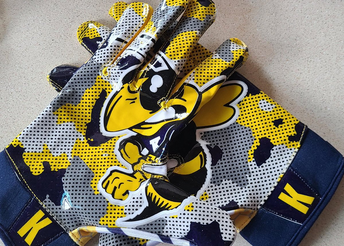 Like Kirtland needed any help... But they're game day ready!

#CustomGloves #football