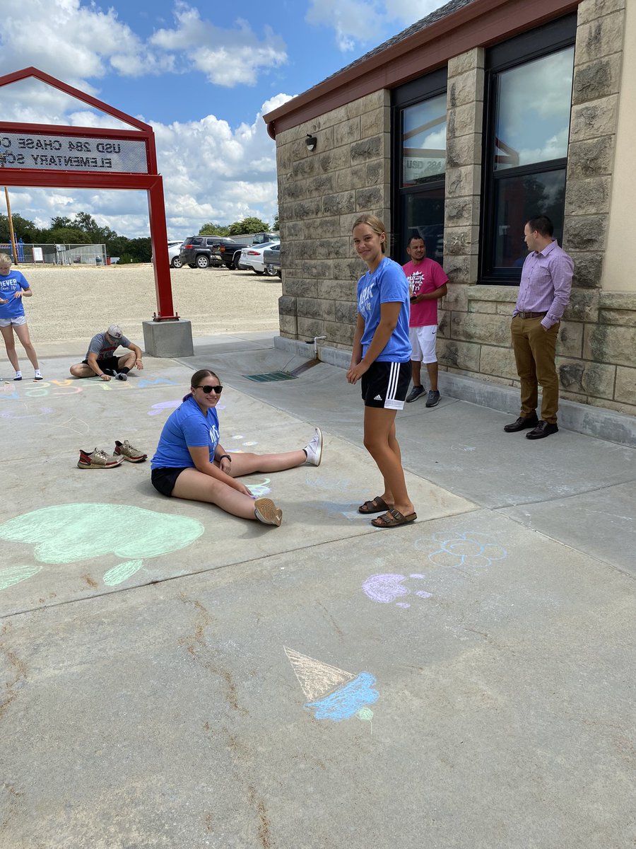 TheChase_Online's tweet photo. highschool student council students decorate sidewalks at CCES to welcome back elementary students for their open house tonight and first day!! #BC #BulldogCulture https://t.co/5UuaLUqIy2