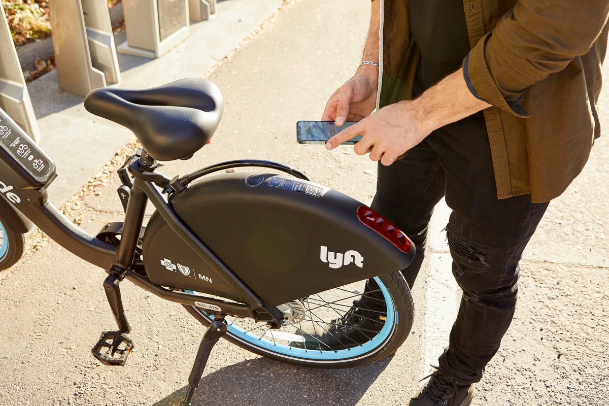 NiceRideMN's tweet photo. Students @UMNews!
You may qualify for #NiceRideforAll with great benefits like:
💸$5 Annual Membership
🔓Unlock bikes &amp; scooters for free
🚲Unlimited 45 min Classic bike trips
⚡️Ebike trips are an extra $0.05/min
🛴Scooter trips are an extra $0.19/min
👉https://t.co/iU3silpitt https://t.co/samLHh5Cj2