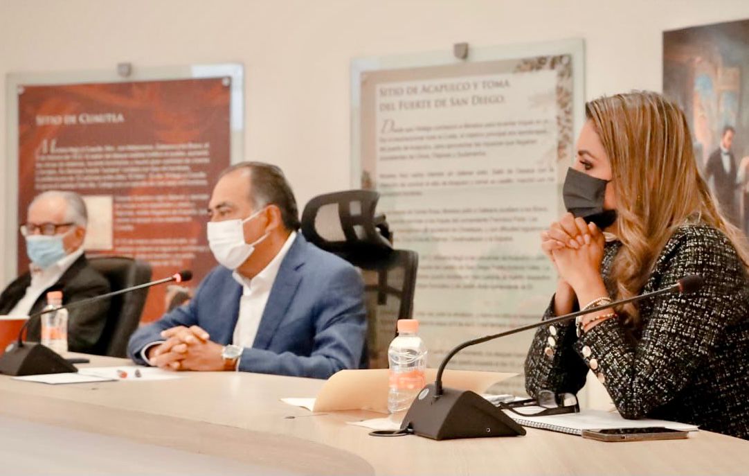 EvelynSalgadoP's tweet photo. Con el gobernador @HectorAstudillo estamos avanzando en el proceso de transición del gobierno de Guerrero.

En este cuarto encuentro de trabajo, agradezco la apertura en la exposición de la @SGG_Guerrero

¡La esperanza está en Guerrero! https://t.co/DdsV0QYJRN