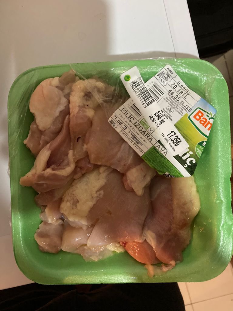 Sktsi geçmemiş ama tavuk kokmuştu, paketi açar açmaz mutfağı sardı. Sürekli kaliteli ürün aldığım <a href="/CarrefourSA/">CarrefourSA</a> dan beklemezdim😪
