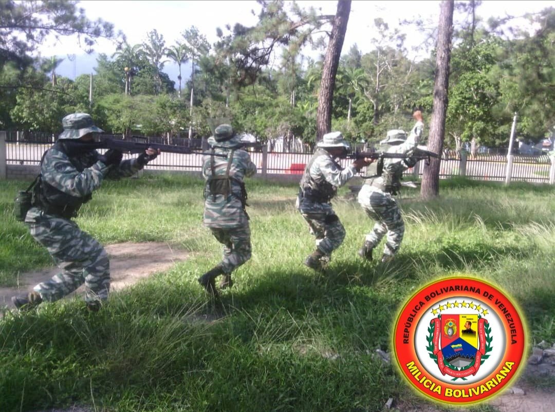 #Agos|| Cumpliendo con las instrucciones del CG @wistohor se procede con el adiestramiento de nuestros @Milicia_B1 pertenecientes a la @ADITIUNA413 con la #práctica del Método Táctico. #Adaptado a la base fundamental del combatiente. Bajo la supervisión de la @MB_Redicapital