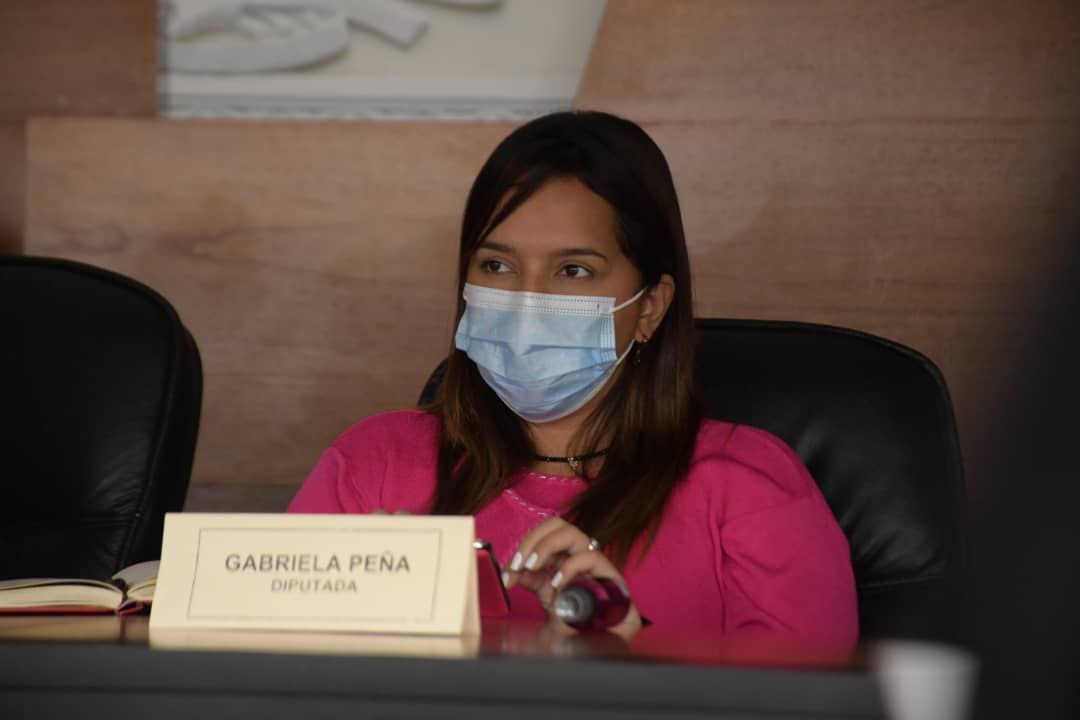 gabycomunas's tweet photo. Impulsar el fortalecimiento de las comunicaciones en Venezuela es una de las tareas de la Comisión Permanente del Poder Popular y Comunicación. #Hoy recibimos al comunicador Roberto Sanabria de la Radio Comunitaria Voces Libertarias. 1/2 https://t.co/DPYqU4JRtr
