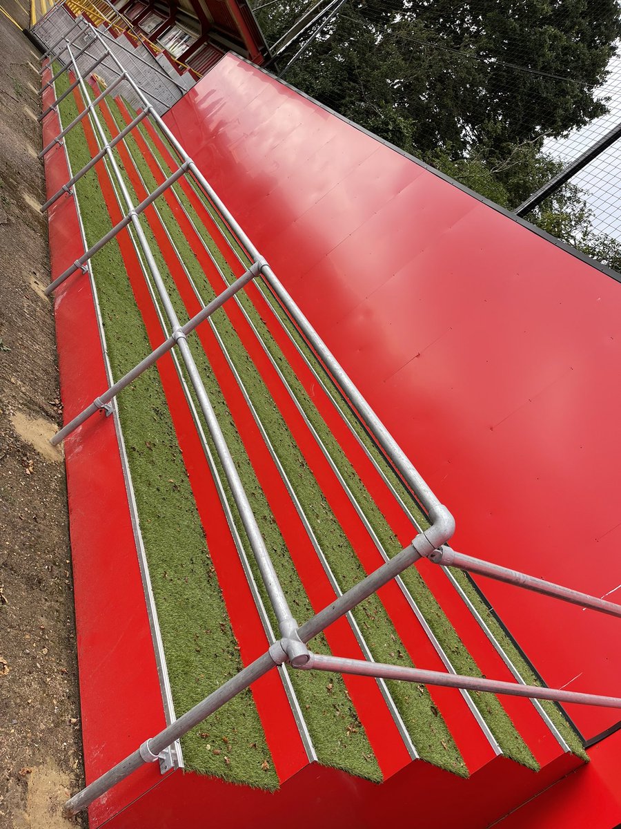 New standing terrace <a href="/hemelfc/">Hemel Hempstead Town FC</a> looking 🔥 All inspected and good to go for their first home league match on Saturday <a href="/DBoggins/">dave boggins</a> <a href="/LEEBIRCH/">Lee Bircham</a> #TudorsTogether