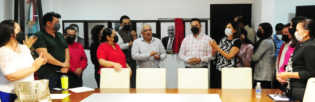 joseameraz's tweet photo. Develan fotografía de @RubenEscajeda6  en Sala de Presidentes del @CDE_PRI_Durango 
@yanez_arturo  reconoce su lealtad, trabajo y resultados al frente del partido  https://t.co/sHXB7ObmUd @IxcelC https://t.co/XfrvBWSJGJ