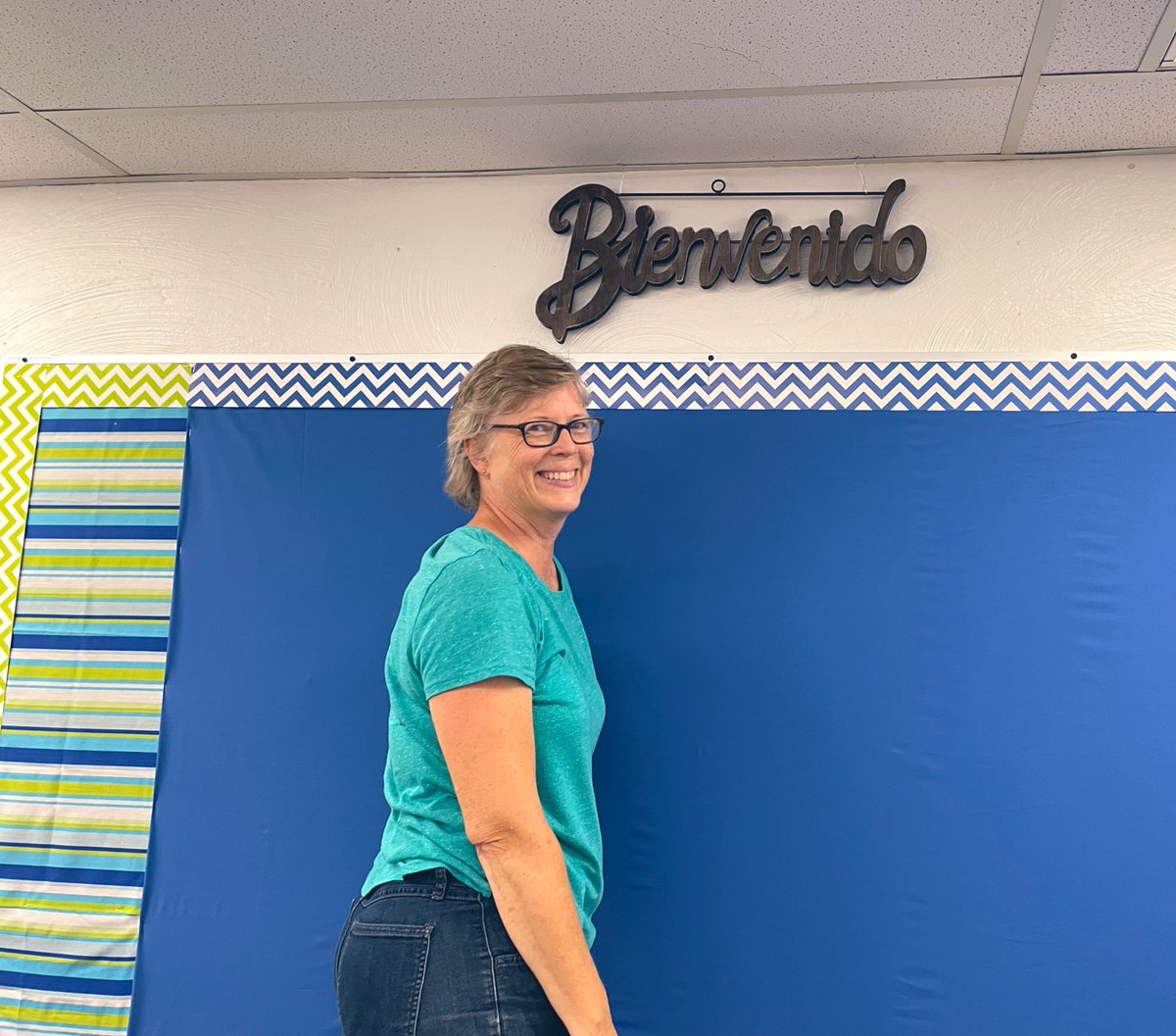 Senora_Sheneman's tweet photo. Even teachers love having their moms help them set up their school stuff 🥰 @KenstonKMS @KenstonTeachers https://t.co/Byp1BkFNr7