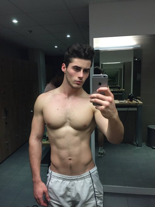 Retweet this if you like me young 🤭🙃 https://t.co/JXKWGlFupF